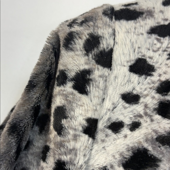 🐛 Worth Black and Gray snow leopard faux for long Blazer - Picture 8 of 8